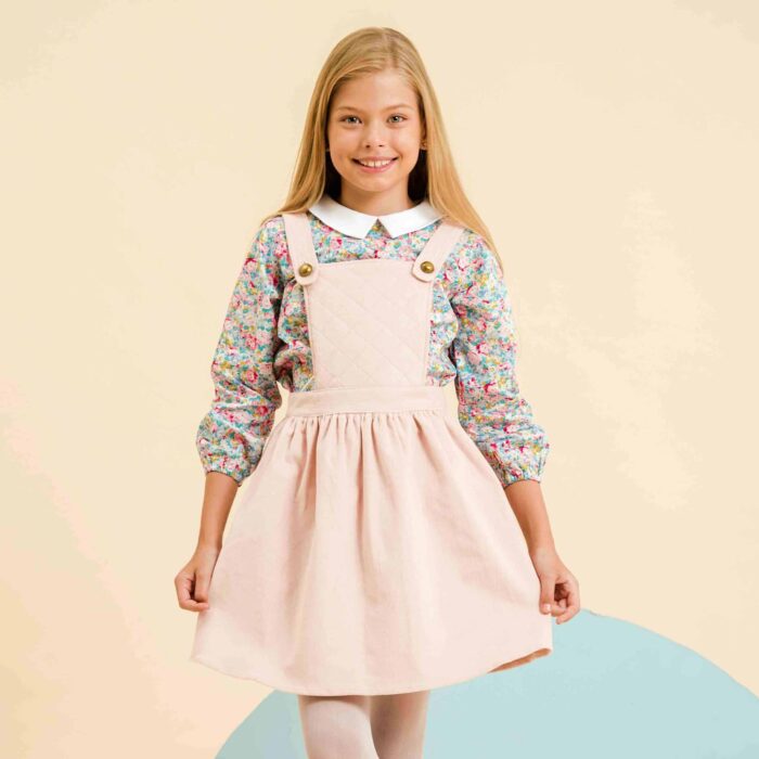 robe salopette dit tablier en velours rose pâle pour filles et fillettes de la marque de mode pour enfants la faute a voltaire
