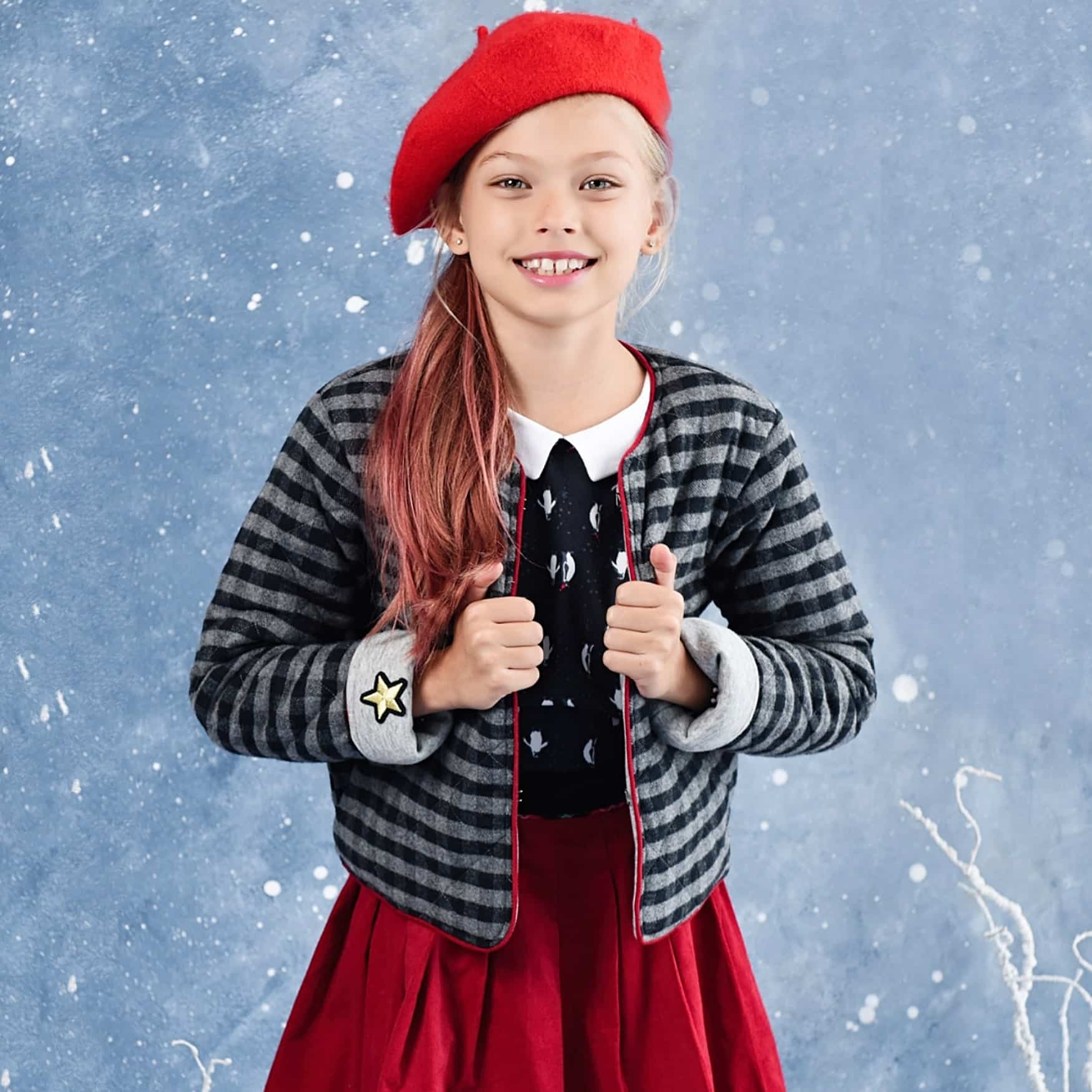 Veste manteau court et matelassé en carreau tartan gris et détail rouge pour filles et fillettes de la marque de mode pour enfants LA FAUTE A VOLTAIRE