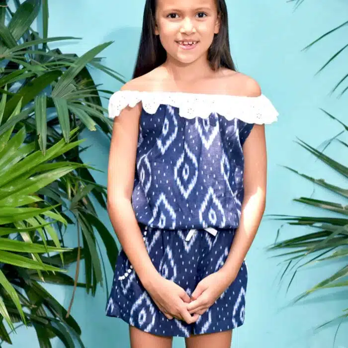 Combishort d'été en coton bleu marine à imprimés graphiques tie-and-dye avec col 2-en-1 en broderie anglaise blanche et poches pour filles de 2 à 14 ans