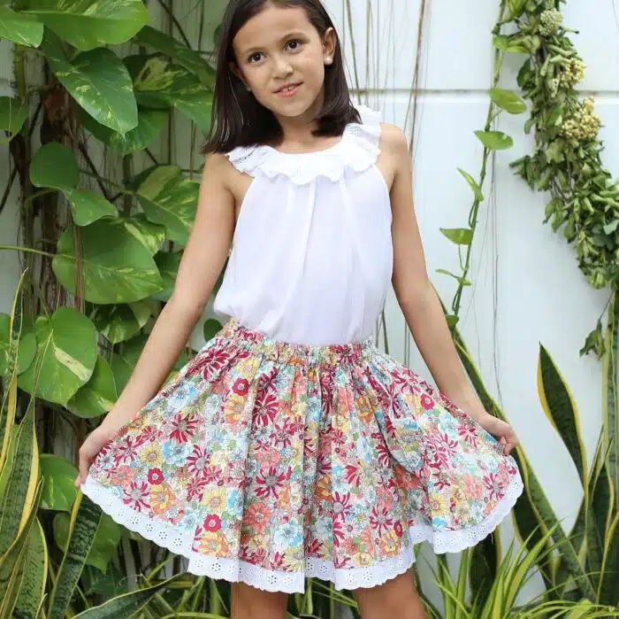 jupe qui tourne en coton liberty fleuri multicolore, rose, rouge, vert et broderies anglaises, taille élastique, pour petites filles de 2 à 16 ans