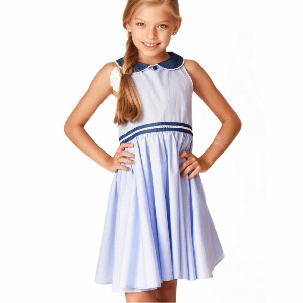 Ceremonial dress for girls in sky blue plumetis cotton and Claudine collar in navy blue chambray, curved belt of white lace. Procession dress of the children's fashion brand LA FAUTE A VOLTAIRE