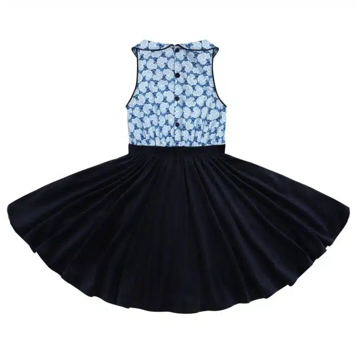 Robe qui tourne pour fille et fillette de 2 à 16 ans bi-matières en coton liberty fleuri bleu roi sur le buste et velours milleraies sur la jupe, sans manche, col Claudine fleurie bordé de velours bleu marine. Design de la marque de mode pour enfant rétro chic en commerce équitable LA FAUTE A VOLTAIRE