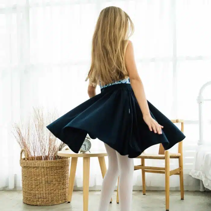 Magnifique robe bi-matière en coton fleuri bleu roi en haut et jupe en velours bleu marine. Col Claudine fleuri bleu. Mode fille et fillette de la marque de mode pour enfants et ados LA FAUTE A VOLTAIRE