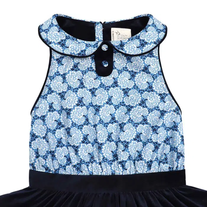 Robe qui tourne pour fille et fillette de 2 à 16 ans bi-matières en coton liberty fleuri bleu roi sur le buste et velours milleraies sur la jupe, sans manche, col Claudine fleurie bordé de velours bleu marine. Design de la marque de mode pour enfant rétro chic en commerce équitable LA FAUTE A VOLTAIRE