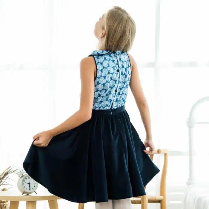 Magnifique robe bi-matière en coton fleuri bleu roi en haut et jupe en velours bleu marine. Col Claudine fleuri bleu. Mode fille et fillette de la marque de mode pour enfants et ados LA FAUTE A VOLTAIRE