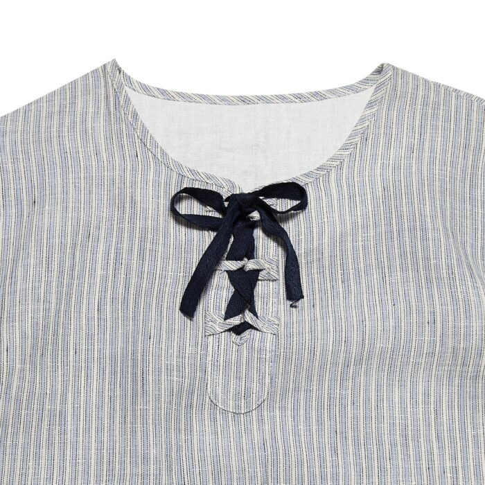 Chemise bohème légère en voile de coton rayé gris et blanc avec col à liens bleu marine pour garçons de 2 à 14 ans