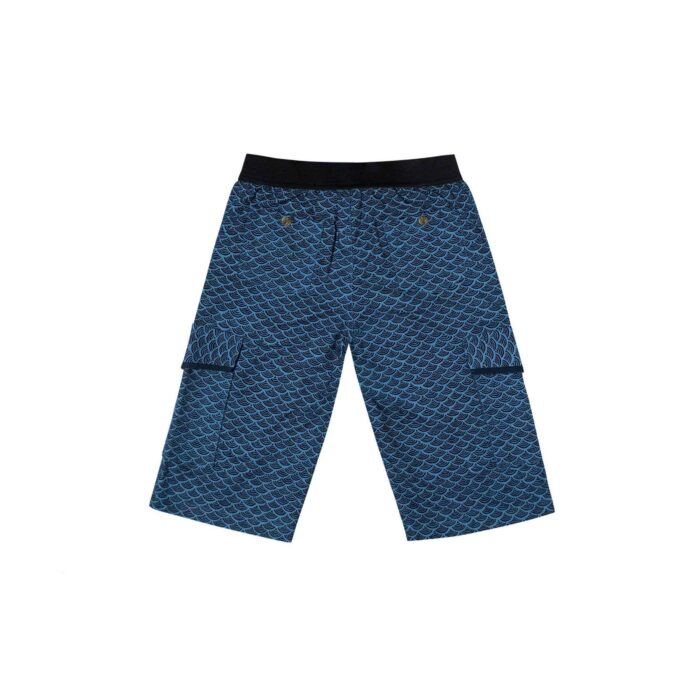 Joli short bermuda pour garçon en coton épais bleu style japonisant avec écailles bleu marines. Taille élastique noir. Fermeture noeud sur le devant trompe l'oeil. Poches cargo sur le côté. Mode été pour enfants et ados de 2 à 16 ans LA FAUTE A VOLTAIRE