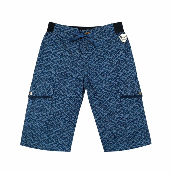 Joli short bermuda pour garçon en coton épais bleu style japonisant avec écailles bleu marines. Taille élastique noir. Fermeture noeud sur le devant trompe l'oeil. Poches cargo sur le côté. Mode été pour enfants et ados de 2 à 16 ans LA FAUTE A VOLTAIRE