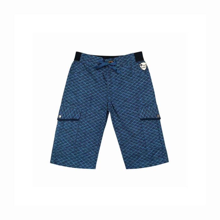 Joli short bermuda pour garçon en coton épais bleu style japonisant avec écailles bleu marines. Taille élastique noir. Fermeture noeud sur le devant trompe l'oeil. Poches cargo sur le côté. Mode été pour enfants et ados de 2 à 16 ans LA FAUTE A VOLTAIRE