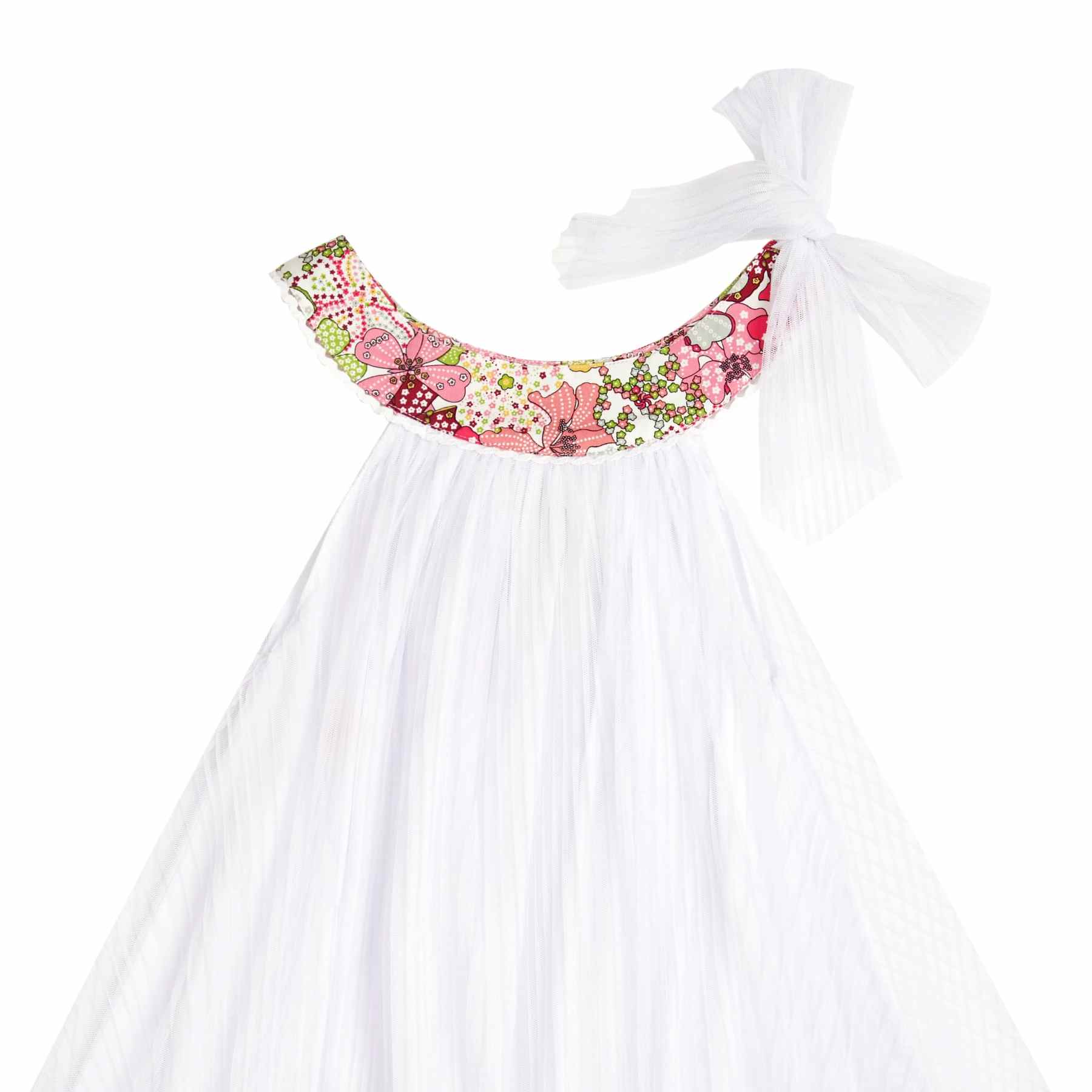 Découvrez cette Adorable Robe de Cérémonie Blanche à Col Fleuri Liberty Rose Foncé et Multicolore pour Fille. Idéale pour les Demoiselles d'Honneur d'un Mariage Bohème Chic. Vous aimerez sa Coupe Ample qui Convient à toutes les Morphologies et tous les Ages des Jeunes Filles de la Cérémonie. Robe de Mariage pour Enfants de la Marque de Mode Enfantine La Faute à Voltaire.