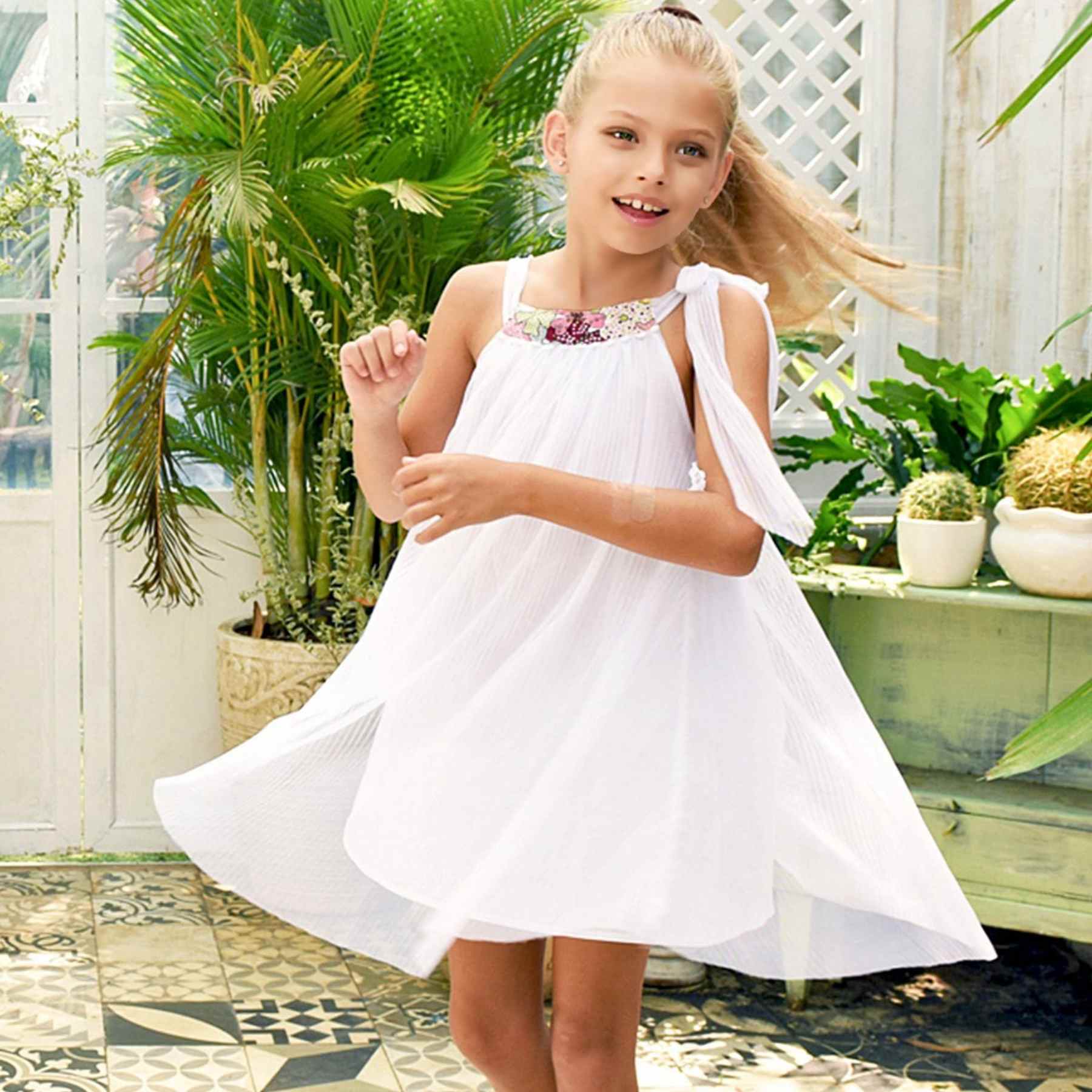 Découvrez cette Adorable Robe de Cérémonie Blanche à Col Fleuri Liberty Rose Foncé et Multicolore pour Fille. Idéale pour les Demoiselles d'Honneur d'un Mariage Bohème Chic. Vous aimerez sa Coupe Ample qui Convient à toutes les Morphologies et tous les Ages des Jeunes Filles de la Cérémonie. Robe de Mariage pour Enfants de la Marque de Mode Enfantine La Faute à Voltaire.