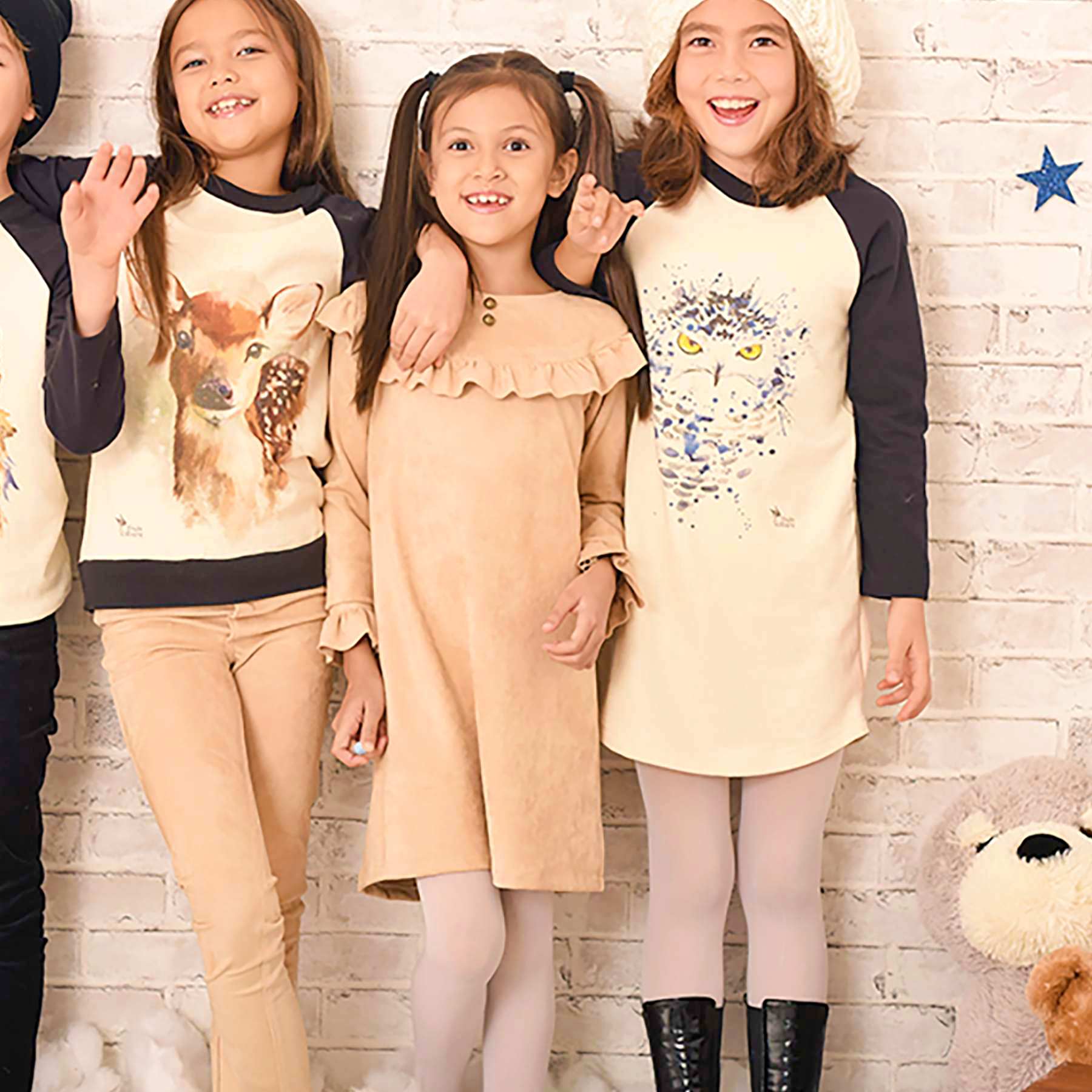 Craquez pour cette adorable robe sweat en coton molletonné beige et noir, et à l'imprimé d'une peintire à l'huile d'un hibou sur le devant. Collection hiver mode pour enfant LA FAUTE A VOLTAIRE.