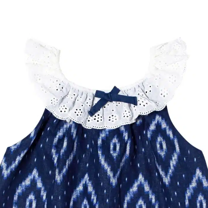 Blouse été fille en coton tie-and-dye bleu marine et blannc avec col en broderie anglaise blanche élastique pour filles et ados de 2 à 16 ans de la marque de mode pour enfant LA FAUTE A VOLTAIRE