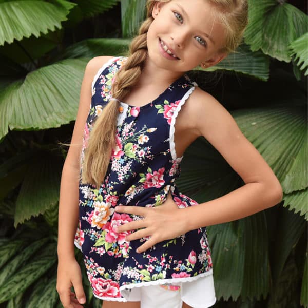 Blouse d'été en coton fleuri liberty bleu marine et rose bordé de fine dentelle blanche avec bretelles croisées dans le dos pour filles de 2 à 14 ans