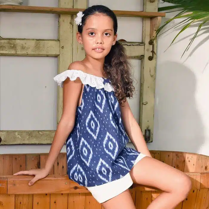 Blouse été fille en coton tie-and-dye bleu marine et blannc avec col en broderie anglaise blanche élastique pour filles et ados de 2 à 16 ans de la marque de mode pour enfant LA FAUTE A VOLTAIRE