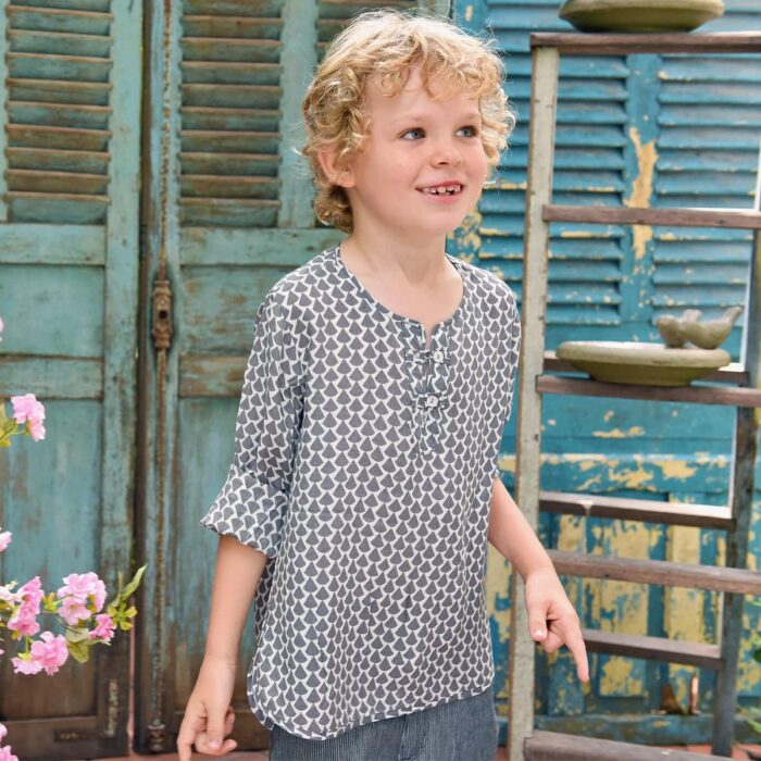 Chemise liquette légère en voile de coton imprimé graphique gris et blanc avec col tunisien boutonné pour garçons de 2 à 14 ans