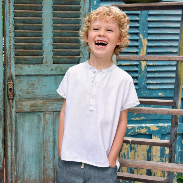 Short-sleeved white linen shirt with blue contrasting Mao collar for boys aged 2 to 14