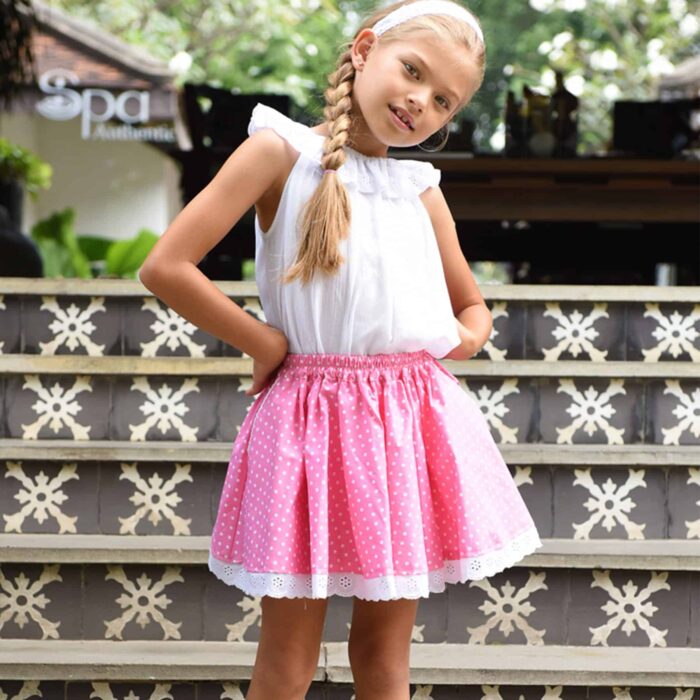 Jolie jupe rose à pois blanc mode été pour fille avec taille élastique, poches et bas de la jupe en dentelle blanche. Jupe de la marque de mode pour enfants et ados de 2 à 16 ans LA FAUTE A VOLTAIRE