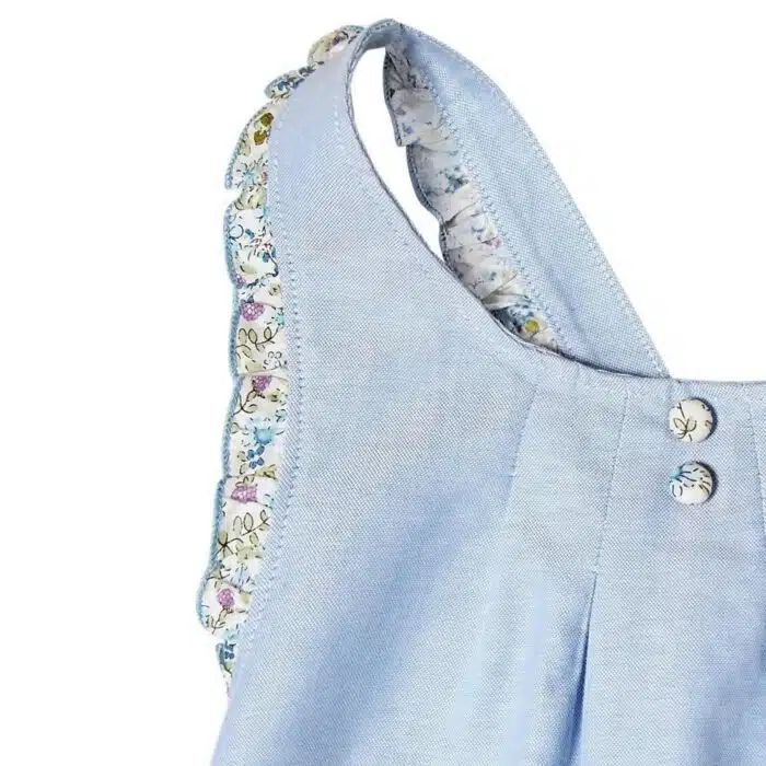 Robe été bleu ciel pour fille avec bretelles à volants et dos contrasté en coton fleuri bleu, vert, lilas. Modèle robe tablier ANAIS de la marque de mode pour enfant LA FAUTE A VOLTAIRE