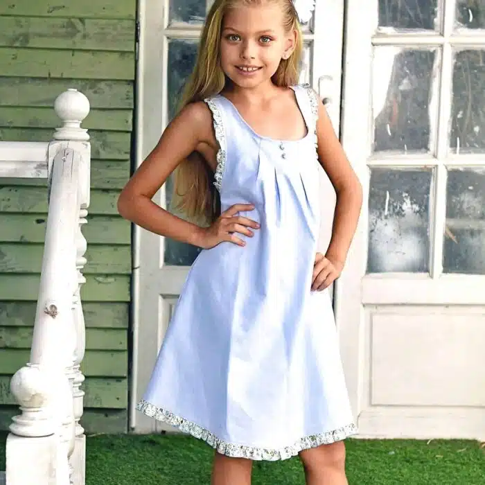 Robe été bleu ciel pour fille avec bretelles à volants et dos contrasté en coton fleuri bleu, vert, lilas. Modèle robe tablier ANAIS de la marque de mode pour enfant LA FAUTE A VOLTAIRE