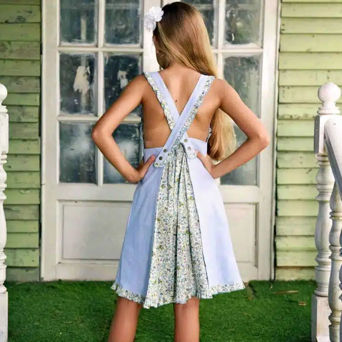 Robe été bleu ciel pour fille avec bretelles à volants et dos contrasté en coton fleuri bleu, vert, lilas. Modèle robe tablier ANAIS de la marque de mode pour enfant LA FAUTE A VOLTAIRE