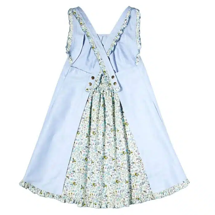 Robe été bleu ciel pour fille avec bretelles à volants et dos contrasté en coton fleuri bleu, vert, lilas. Modèle robe tablier ANAIS de la marque de mode pour enfant LA FAUTE A VOLTAIRE