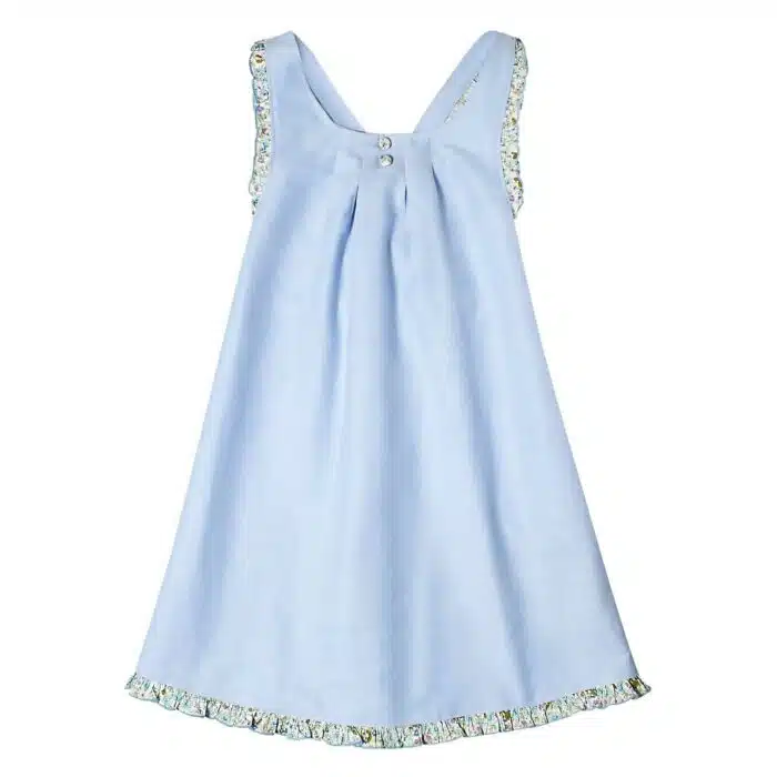 Robe été bleu ciel pour fille avec bretelles à volants et dos contrasté en coton fleuri bleu, vert, lilas. Modèle robe tablier ANAIS de la marque de mode pour enfant LA FAUTE A VOLTAIRE