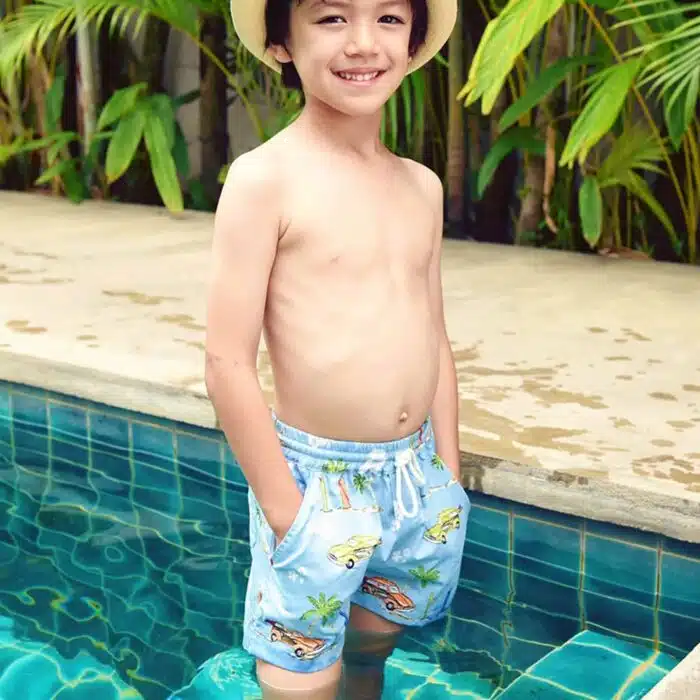 Short de bain bleu ciel imprimé voitures vintages, taille élastique, poches pour garçons de la marque de mode enfants La Faute à Voltaire