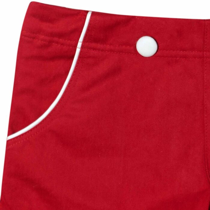 Short d'été pour petites filles en coton rouge et gros boutons et biais blancs décoratif sur les poches. Short de la marque de mode pour enfants LA FAUTE A VOLTAIRE