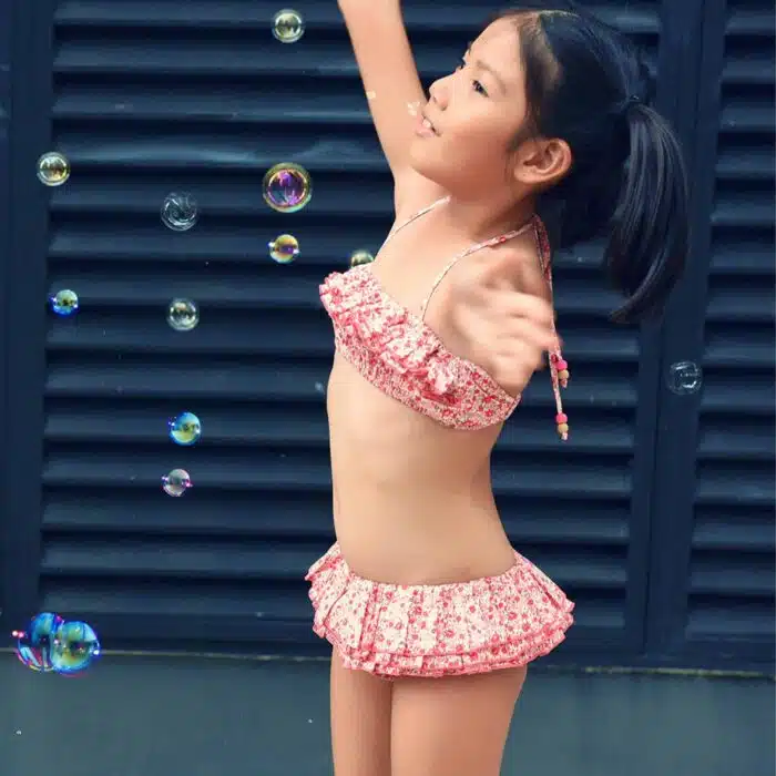 Maillot de bain deux pièces à volants avec froufrous en coton fleuri rose et rouge de la marque de mode pour enfant LA FAUTE A VOLTAIRE