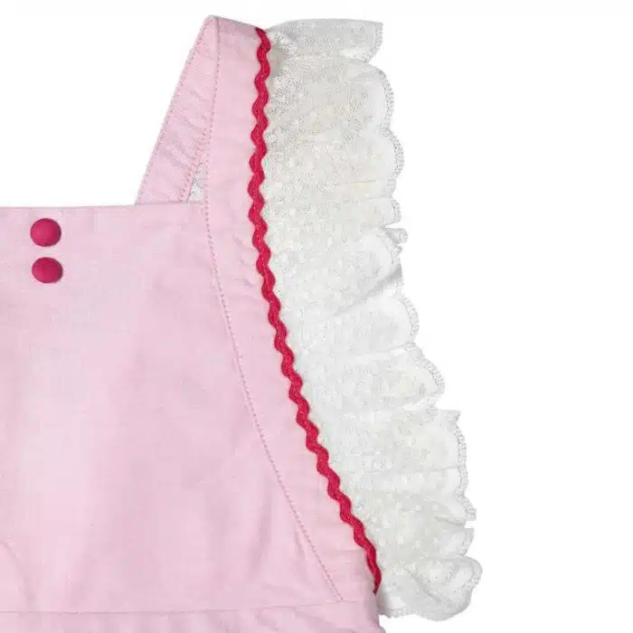 Robe bohème rose pâle à bretelles en fine dentelle beige, dos nu, taille élastique, détaille rose fuchsia de la marque de. mode pour enfants LA FAUTE A VOLTAIRE