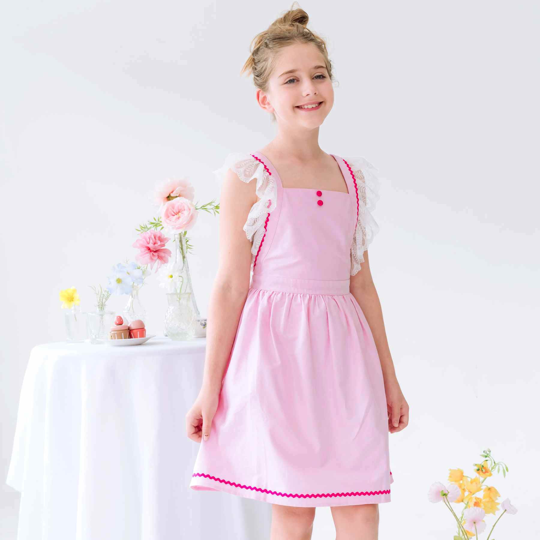Cet été, Offrez la Magnifique Robe Rose Bonbon Lili. Coupé dans un Beau Coton Rose Pale Contrasté de Zigzag Rose Fuchsia et de Fine Dentelle Beige toute Douce sur les Bretelles. Cette Robe à Bretelles descend en V dans le Dos jusqu'à la Taille. Romantique, Chic, la Robe d'Été Lili est Parfaite pour une Cérémonie, une robe de Demoiselle d'Honneur, une Élégante et Originale Tenue de Mariage pour Filles, Fillettes et Ados de 2 à 16 ans de. la Marque de Mode Française pour Enfants La Faute à Voltaire.