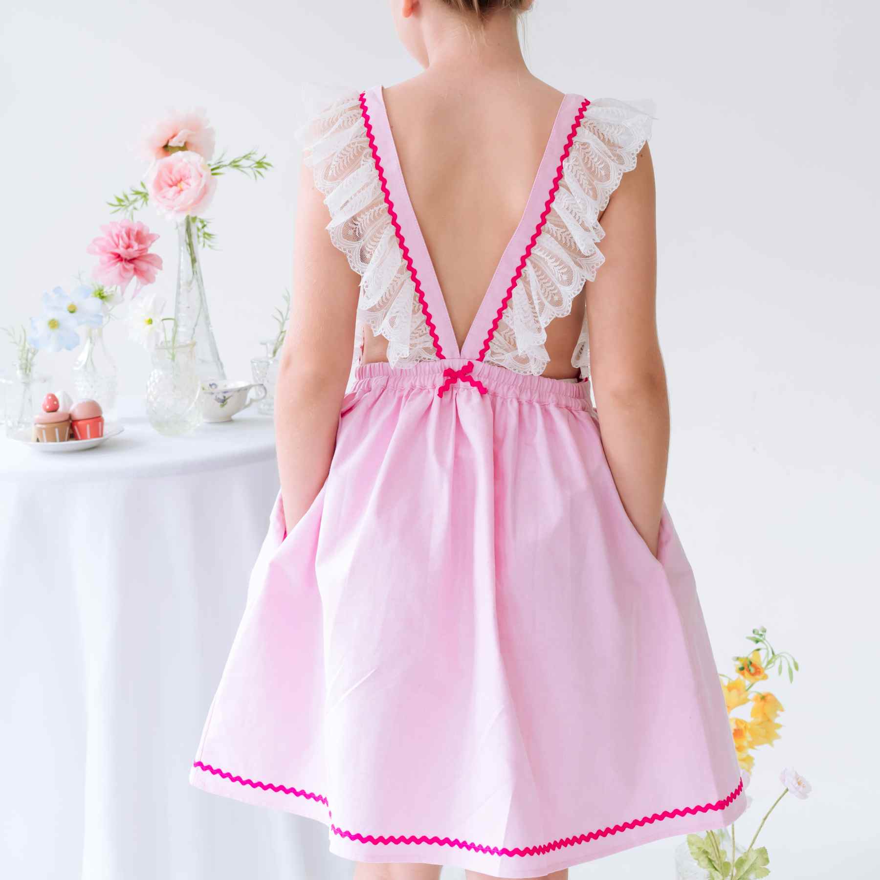 Cet été, Offrez la Magnifique Robe Rose Bonbon Lili. Coupé dans un Beau Coton Rose Pale Contrasté de Zigzag Rose Fuchsia et de Fine Dentelle Beige toute Douce sur les Bretelles. Cette Robe à Bretelles descend en V dans le Dos jusqu'à la Taille. Romantique, Chic, la Robe d'Été Lili est Parfaite pour une Cérémonie, une robe de Demoiselle d'Honneur, une Élégante et Originale Tenue de Mariage pour Filles, Fillettes et Ados de 2 à 16 ans de. la Marque de Mode Française pour Enfants La Faute à Voltaire.