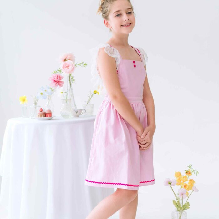Cet été, Offrez la Magnifique Robe Rose Bonbon Lili. Coupé dans un Beau Coton Rose Pale Contrasté de Zigzag Rose Fuchsia et de Fine Dentelle Beige toute Douce sur les Bretelles. Cette Robe à Bretelles descend en V dans le Dos jusqu'à la Taille. Romantique, Chic, la Robe d'Été Lili est Parfaite pour une Cérémonie, une robe de Demoiselle d'Honneur, une Élégante et Originale Tenue de Mariage pour Filles, Fillettes et Ados de 2 à 16 ans de. la Marque de Mode Française pour Enfants La Faute à Voltaire.