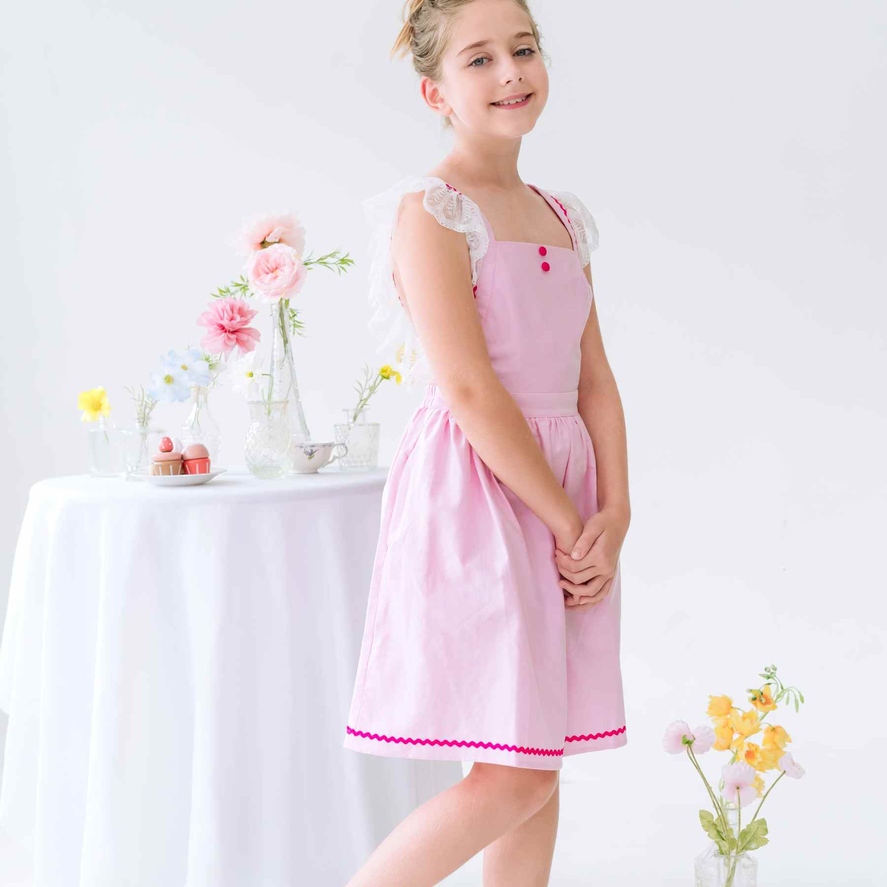 Cet été, Offrez la Magnifique Robe Rose Bonbon Lili. Coupé dans un Beau Coton Rose Pale Contrasté de Zigzag Rose Fuchsia et de Fine Dentelle Beige toute Douce sur les Bretelles. Cette Robe à Bretelles descend en V dans le Dos jusqu'à la Taille. Romantique, Chic, la Robe d'Été Lili est Parfaite pour une Cérémonie, une robe de Demoiselle d'Honneur, une Élégante et Originale Tenue de Mariage pour Filles, Fillettes et Ados de 2 à 16 ans de. la Marque de Mode Française pour Enfants La Faute à Voltaire.