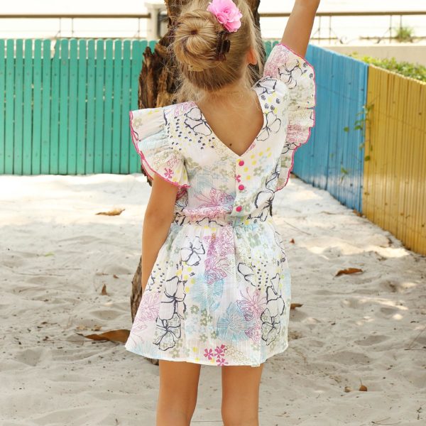 Robe été en coton blanc fleuri rose, bleu, jaune et vert avec emmanchures à volants et dos à col V pour filles de 2 à 12 ans