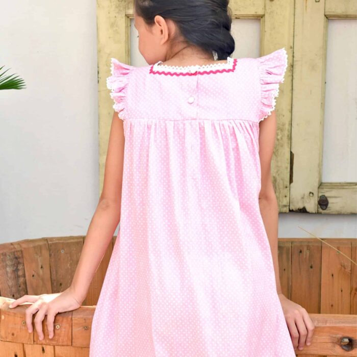 robe ample rose été fille à pois blancs, manches courtes à volants bordées de dentelle de la marque de mode pour enfant en commerce équitable LA FAUTE A VOLTAIRE