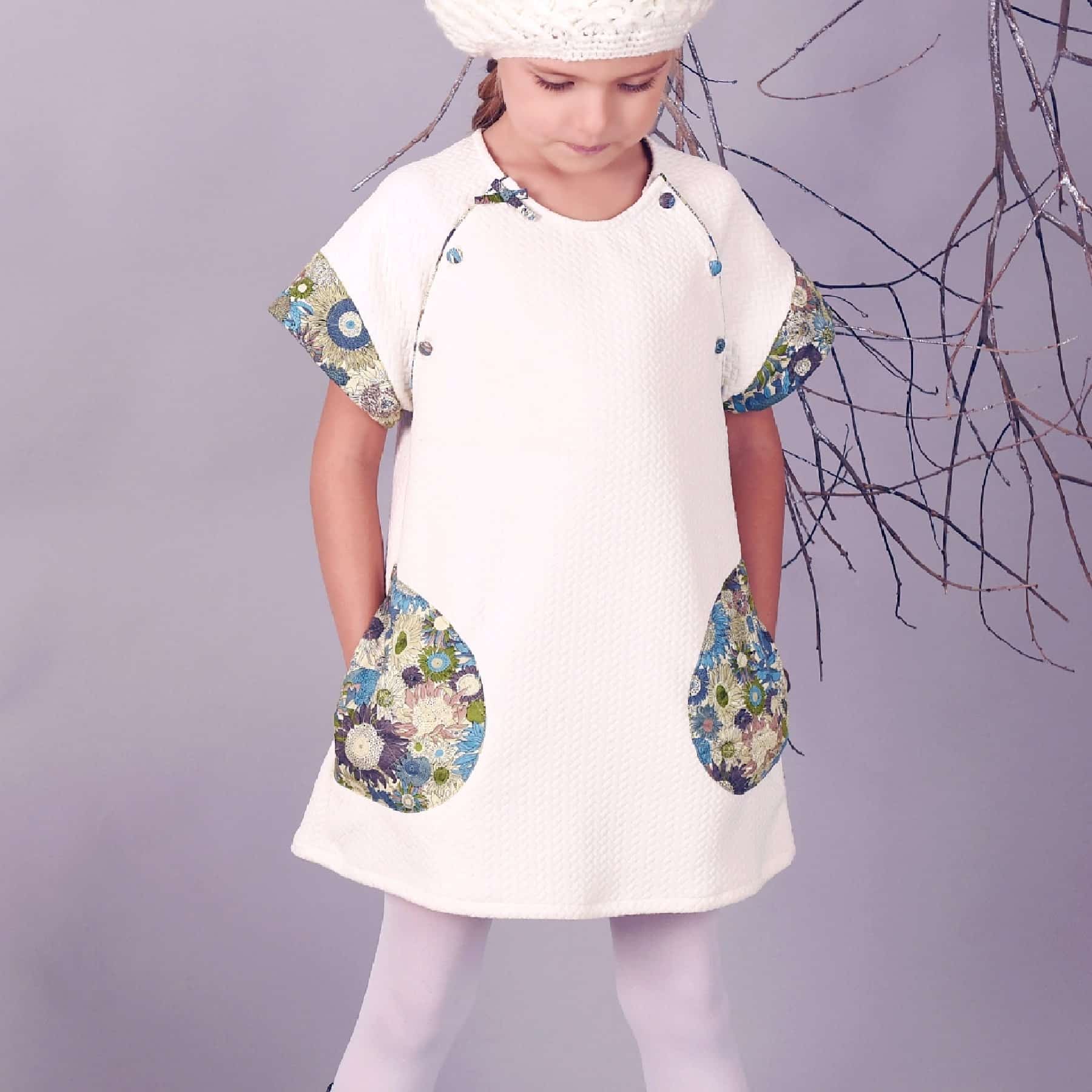 Une Adorable robe Style Années 60 en Tissu Acrylique Gaufré Beige , Manches Courtes Fleuries Vert,Marron, Bleu pour Filles de la Marque de Mode pour Enfant La Faute à Voltaire.