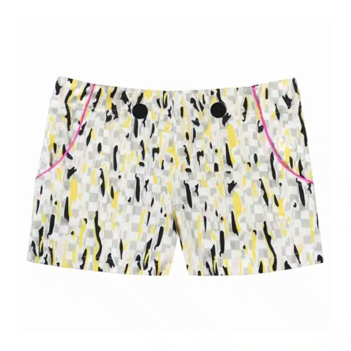 Short coton imprimé blanc, gris, jaune, avec. biais rose fuchsia et gros bouton décoratif noir. Shorts pour filles et. fillettes de la marque de mode pour enfants LA FAUTE A VOLTAIRE