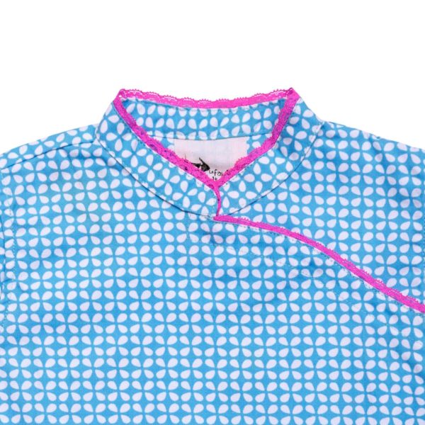 Chinese summer blouse in turquoise blue and white graphic cotton with Col Mao and short sleeves lined with fuchsia pink lace for girls 2 to 14 years old