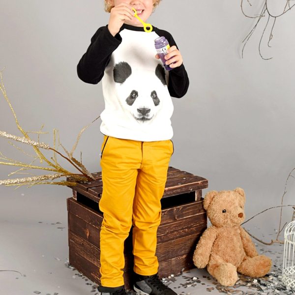 Pantalon chino en coton jaune, avec poche raglan bordée de satin noir et taille ajustable élastique, pour garçons de 2 à 12 ans. La Faute à Voltaire, marque créateur française pour enfants en commerce équitable.