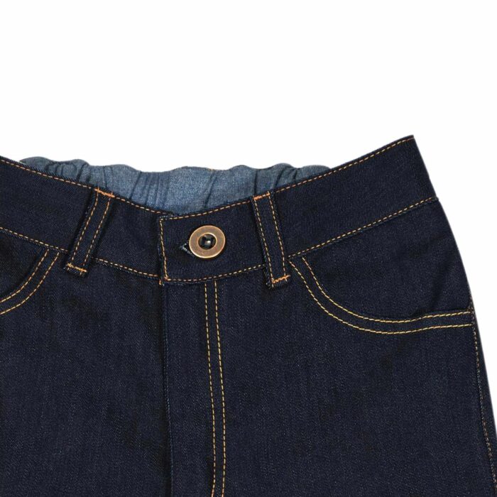 Pantalon jean à la coupe slim fit, en coton denim bleu foncé avec surpiqûre couleur bronze, taille élastique et poches, pour garçons de 2 à 12 ans. La Faute à Voltaire, marque créateur française pour enfants en commerce équitable.