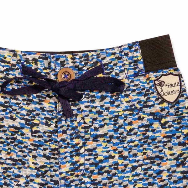 Short long bermuda pour la plage en coton imprimé bleu tacheté multicolore à la taille élastique et poches cargo, mode garçon de 2 à 14 ans de la marque créateur pour enfant La Faute à Voltaire