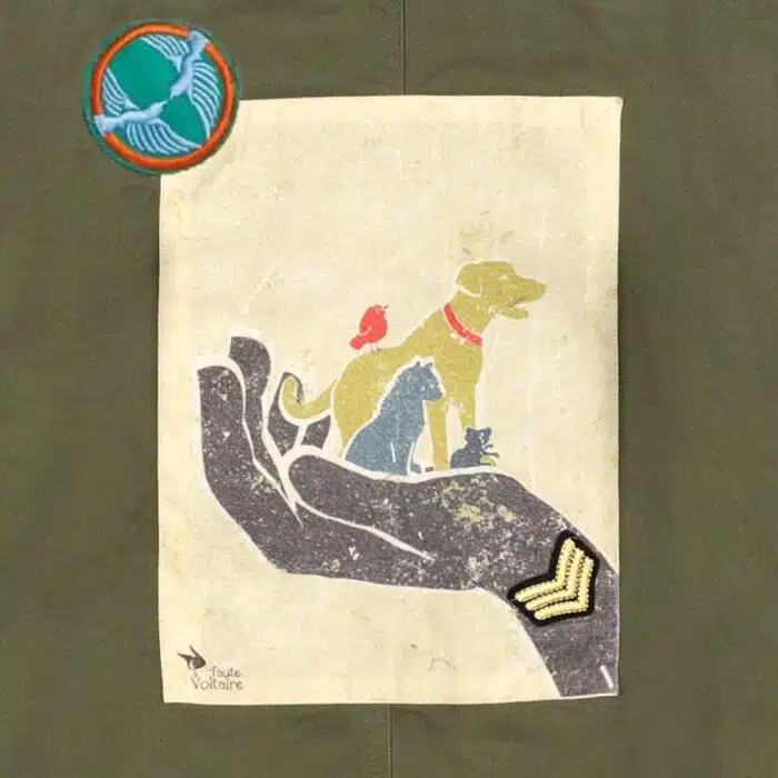 Une Magnifique Parka Chaude et Longue pour Fille. Originale et Tendance avec son Affiche pour la Défense des Animaux dans le Dos de la Marque de Mode chic pour Enfant La Faute à Voltaire.Une Magnifique Parka Chaude et Longue pour Fille. Originale et Tendance avec son Affiche pour la Défense des Animaux dans le Dos de la Marque de Mode chic pour Enfant La Faute à Voltaire.