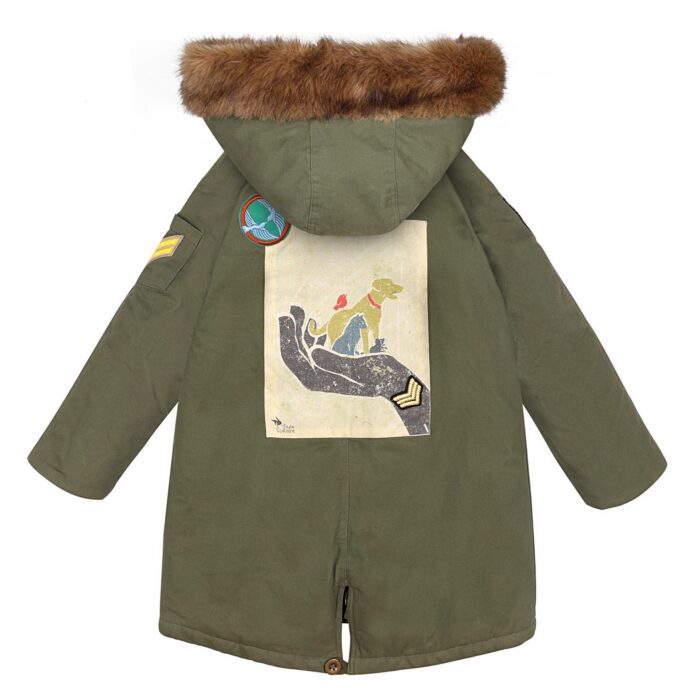 Une Magnifique Parka Chaude et Longue pour Fille. Originale et Tendance avec son Affiche pour la Défense des Animaux dans le Dos de la Marque de Mode chic pour Enfant La Faute à Voltaire.Une Magnifique Parka Chaude et Longue pour Fille. Originale et Tendance avec son Affiche pour la Défense des Animaux dans le Dos de la Marque de Mode chic pour Enfant La Faute à Voltaire.