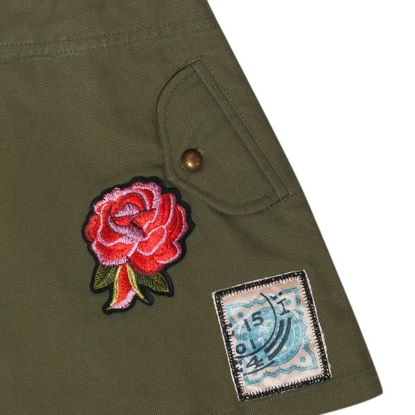 Jupe courte en coton denim kaki pour filles avec écusson fleur rose sur le devant et petite poches sur les cotés, taille ajustable. Marque de mode pour enfant LA FAUTE A VOLTAIRE