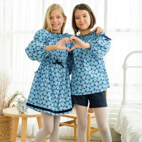 Robe intersaison fleurie bleu roi pour filles et fillettes à manches longues ballons, col smocks, taille élastique de la marque de mode pour enfants LA FAUTE A VOLTAIRE