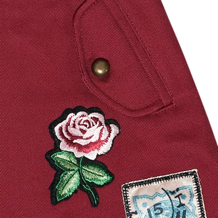 Ecusson de fleur rose sur jupe mode enfant de la marque LA FAUTE A VOLTAIRE