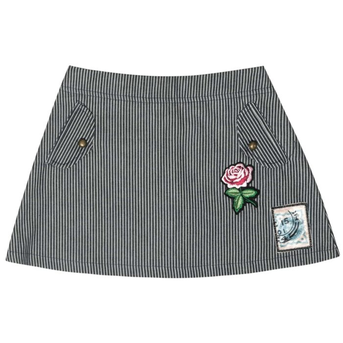 Jupe en jean courte pour fille en coton denim à rayures bleu et beige avec écusson fleur rose de la marque de mode pour enfant LA FAUTE A VOLTAIRE