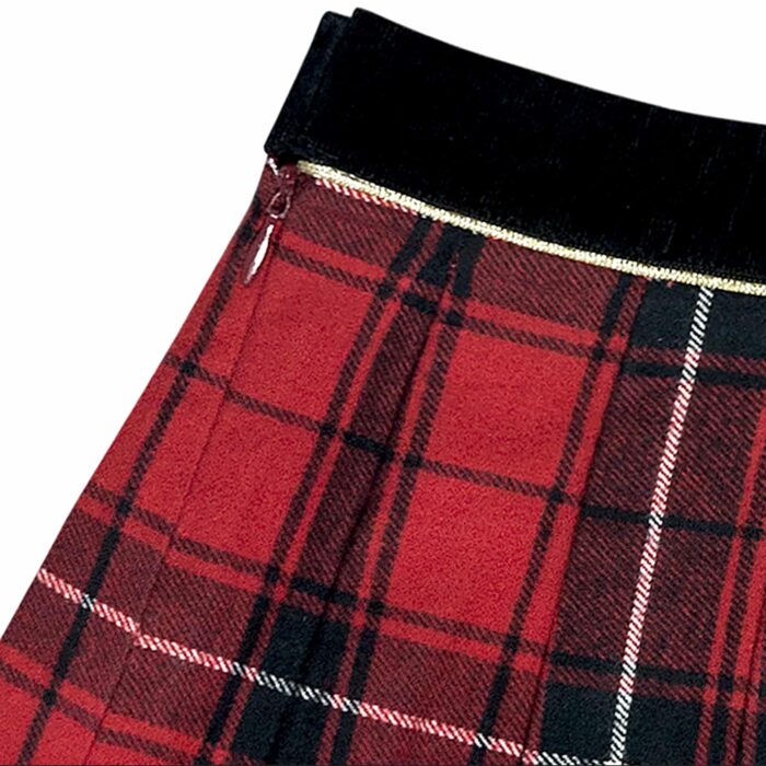jupe écossaise en laine carreaux tartan rouge pour filles et ados de 2 à 16 ans, avec ceinture intégrée en velours noir et biais doré contrasté. Fermeture sur le côté avec bouton pression et fermeture éclair. Marque créateur française de LA FAUTE A VOLTAIRE